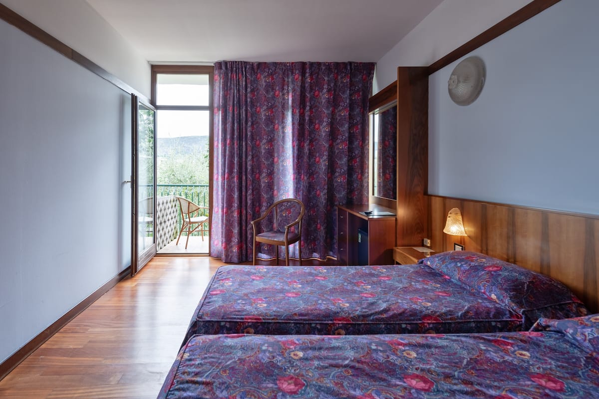 Minibar, caja de seguridad en la habitación, escritorio y ropa de cama