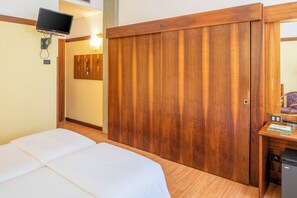 Minibar, in-room safe, desk, bed sheets - Park Hotel Oasi (Garda)