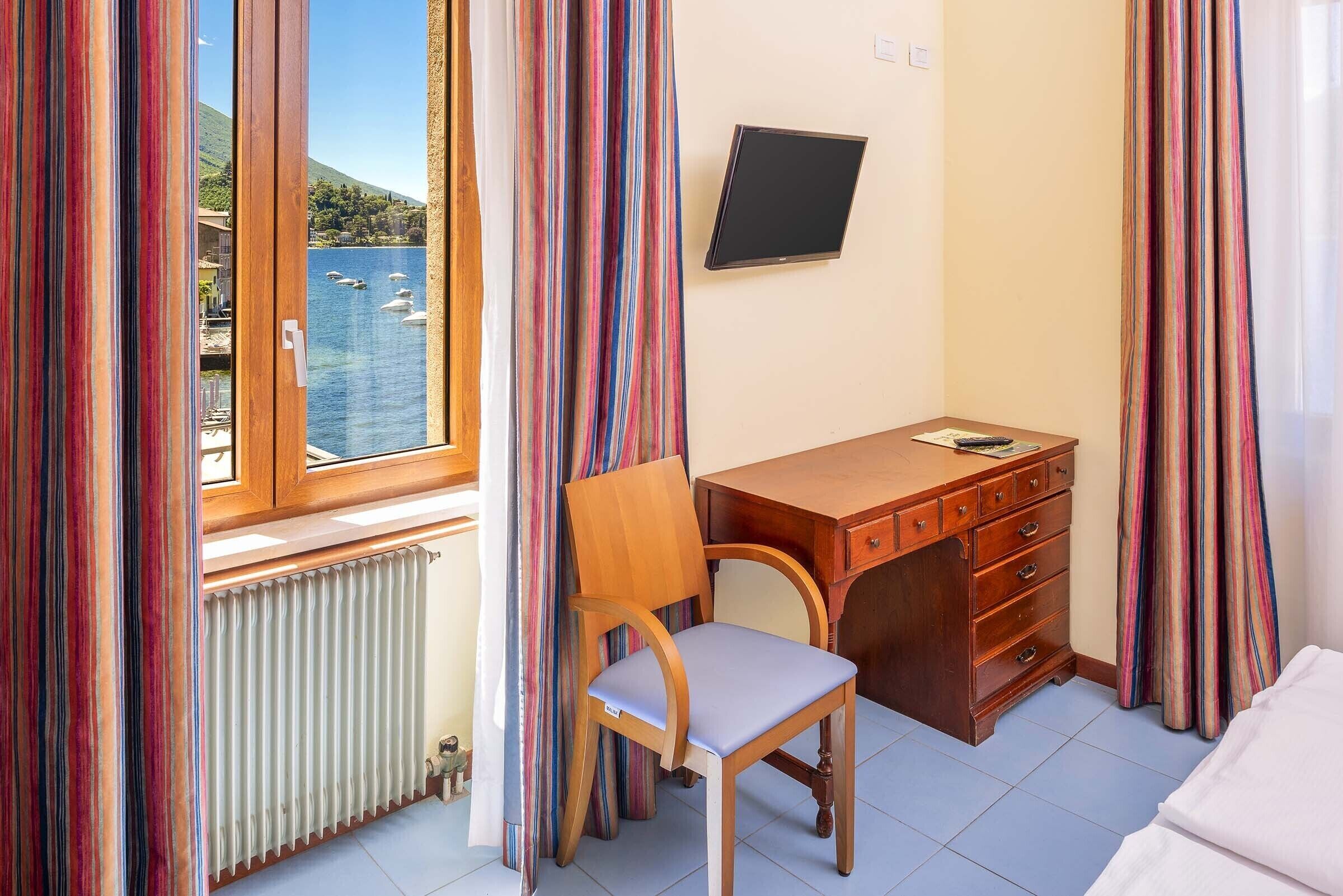 Standard Double or Twin Room, Lake View | Desk, bed sheets