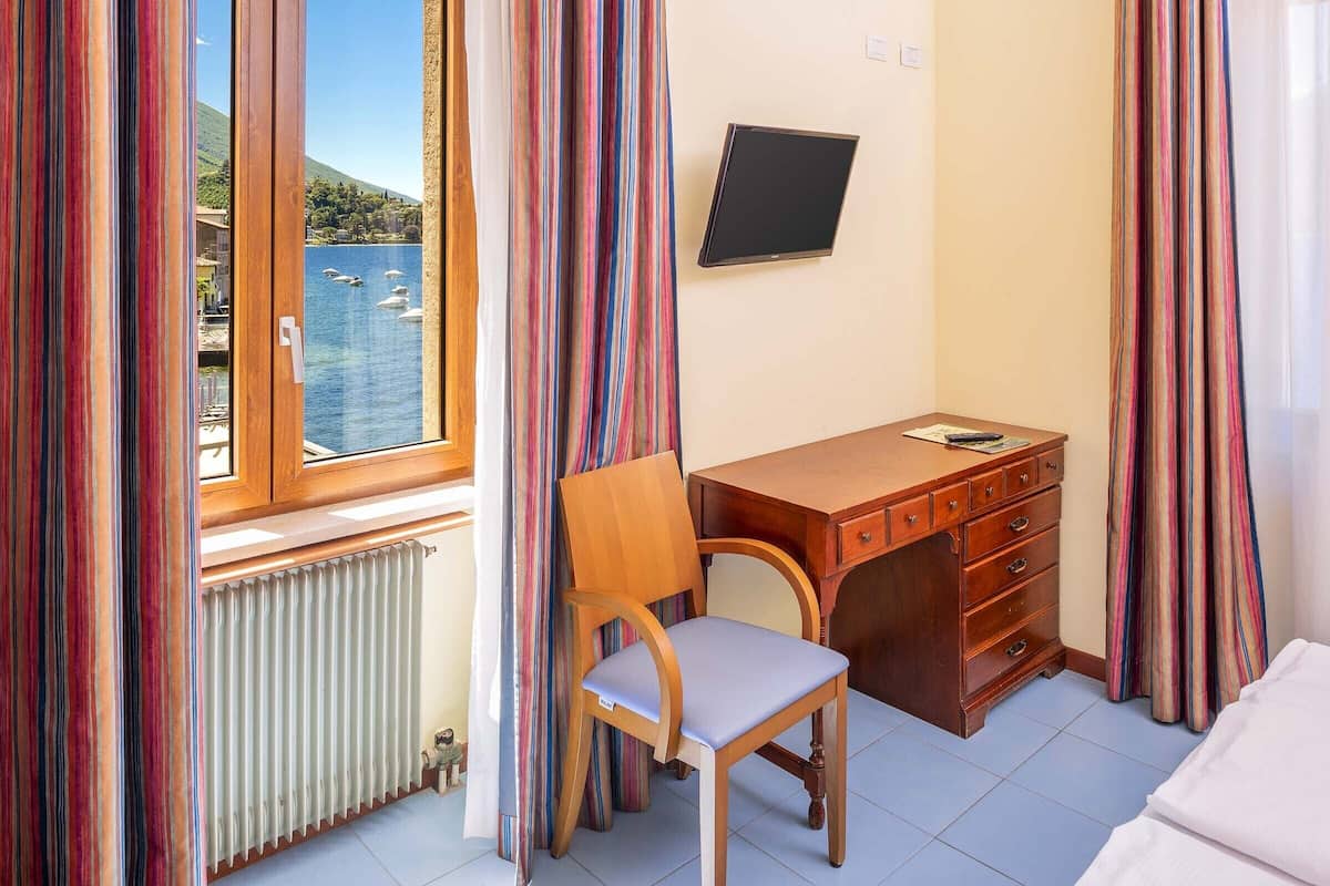 Habitación estándar con 1 cama doble o 2 individuales, vistas al lago | Escritorio y ropa de cama