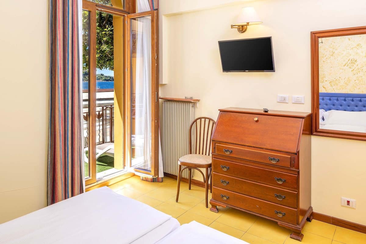 Habitación doble, junto al lago | Escritorio y ropa de cama