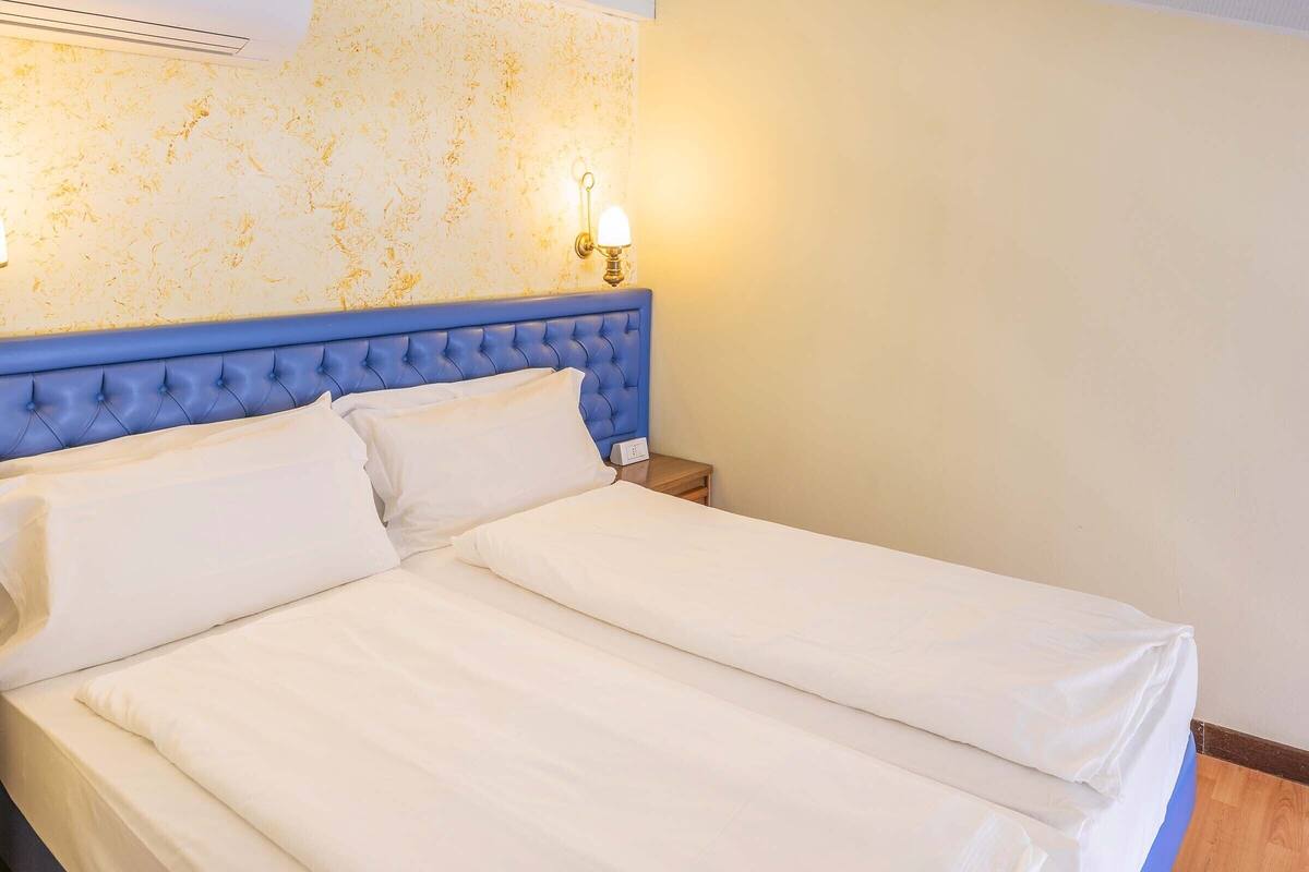 Escritorio y ropa de cama