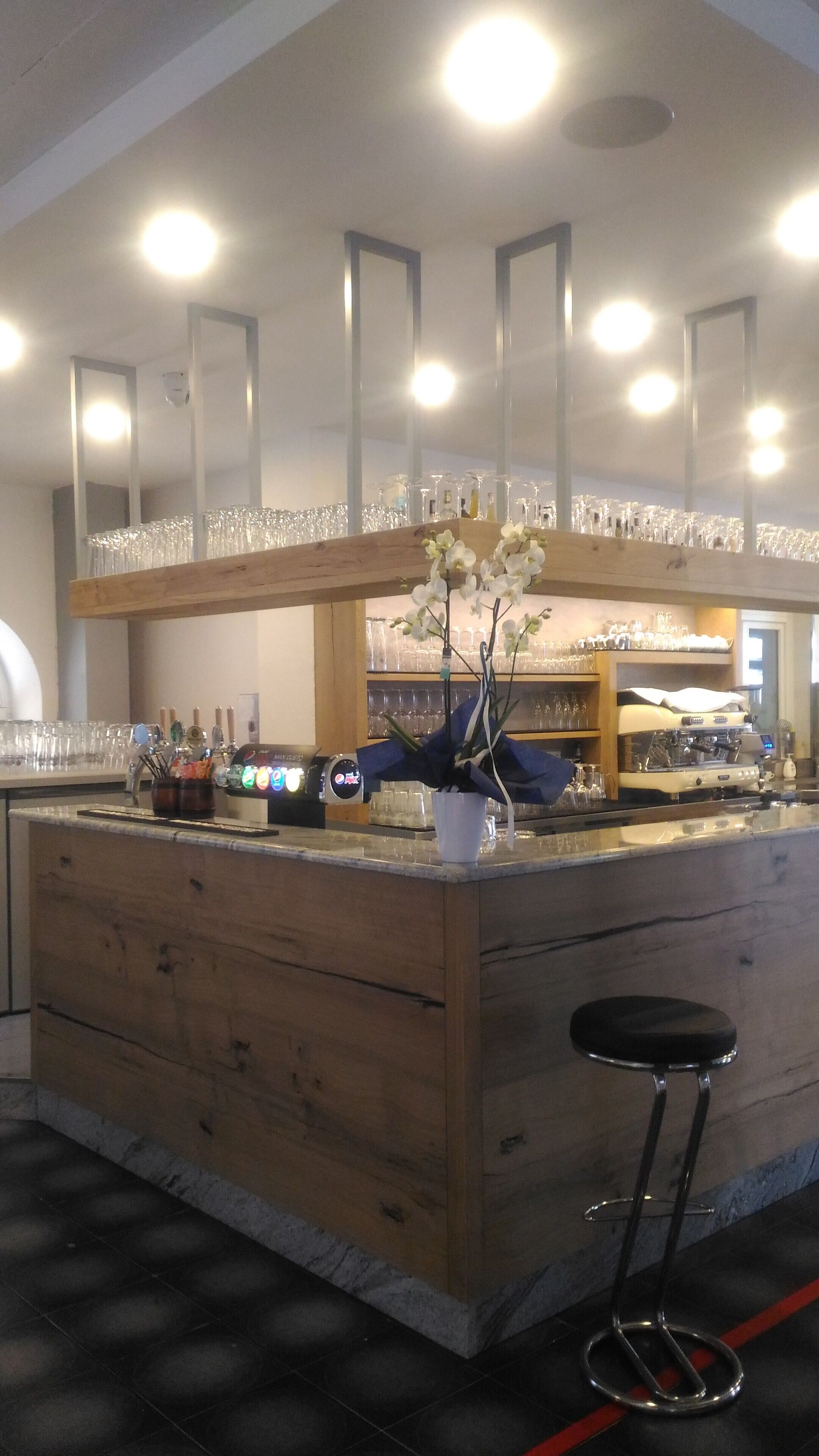 Bar (trong khuôn viên)