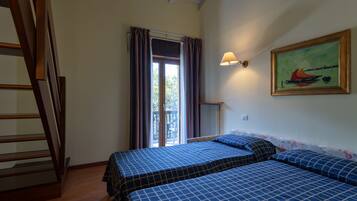 Standard Quadruple Room (Mezzanine) | Desk, bed sheets