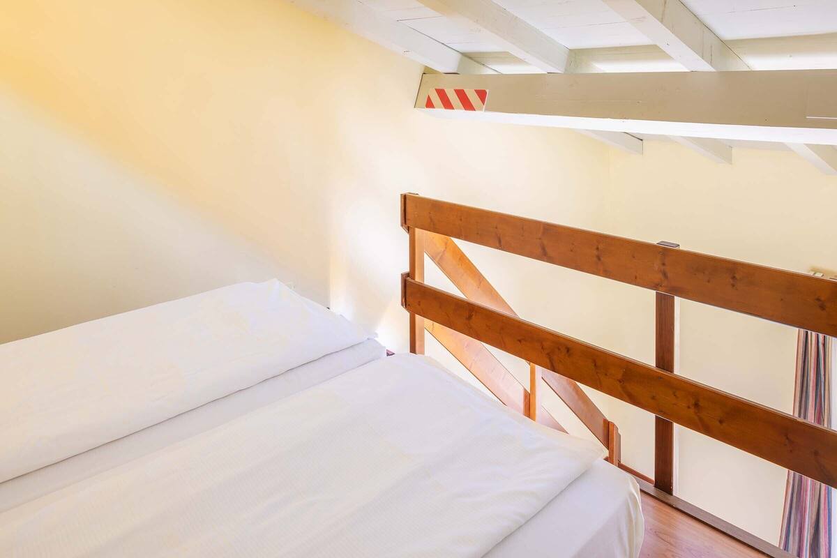 Escritorio y ropa de cama