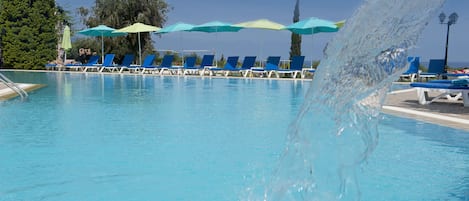 Piscine couverte, piscine extérieure, parasols de plage, chaises longues