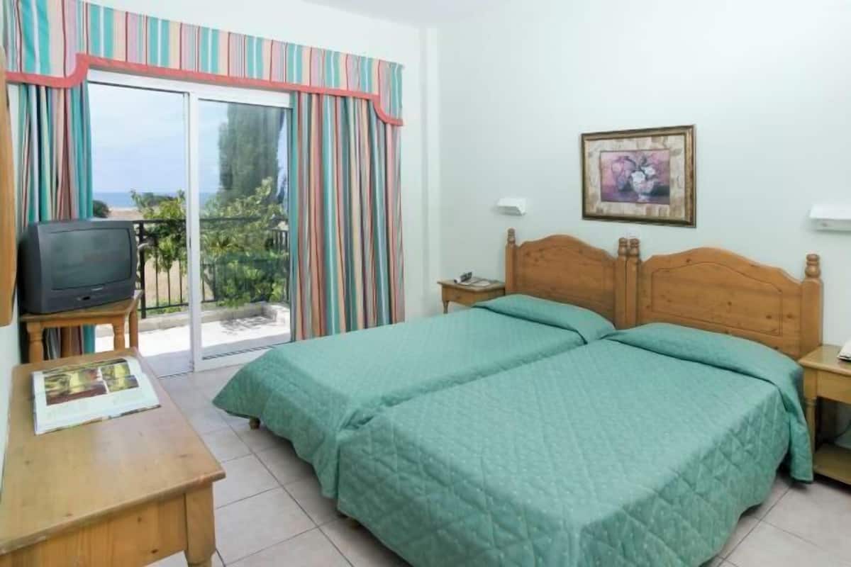 1 bedroom, blackout drapes, iron/ironing board, free cribs/infant beds