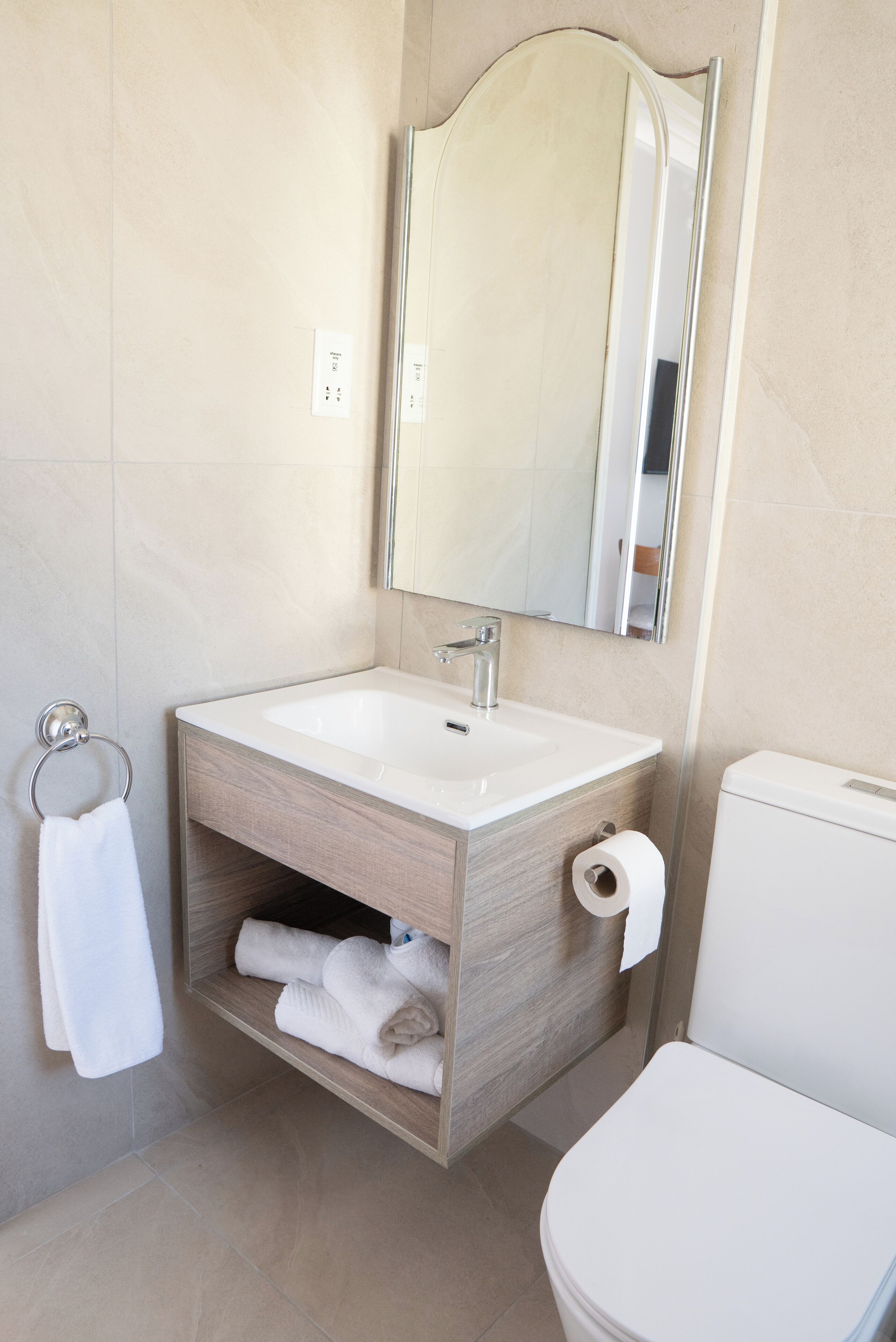 superior studio, sea view | bathroom | combined shower/bathtub, hair dryer, towels