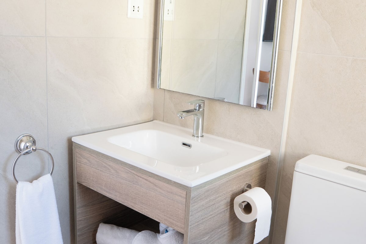 superior studio, sea view | bathroom | combined shower/bathtub, hair dryer, towels