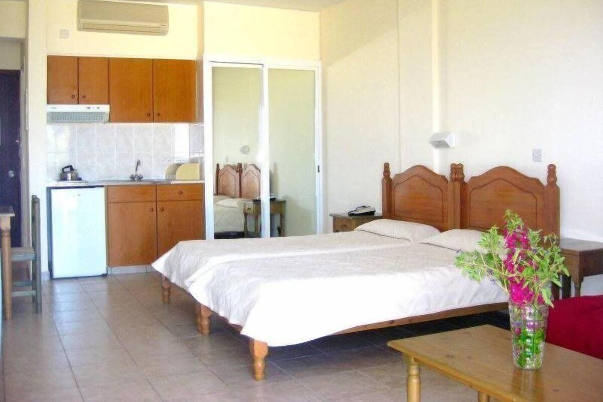 Standard Studio, Garden View | Blackout drapes, iron/ironing board (on request), cribs (free)