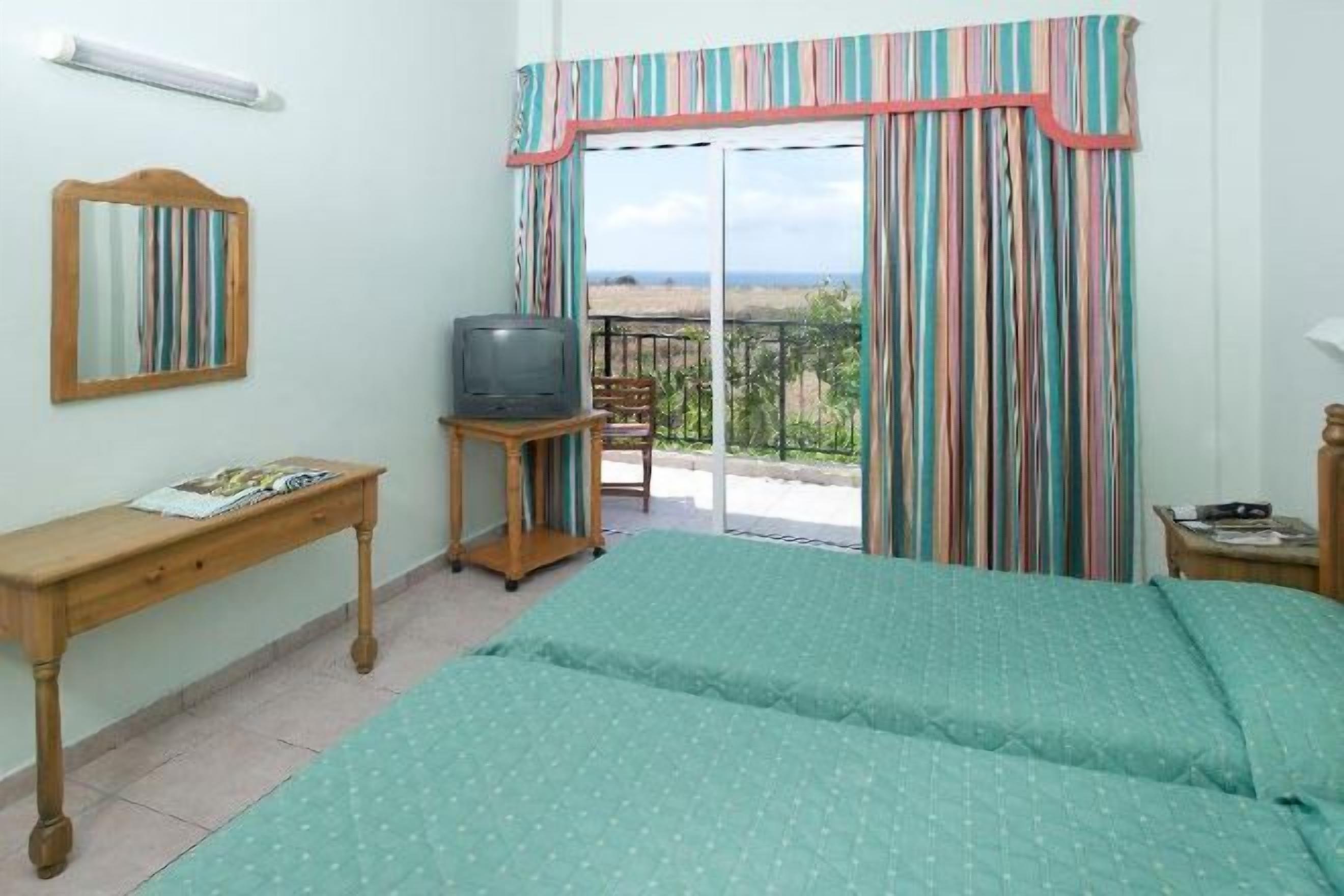 遮光カーテン、アイロン / アイロン台、ベビーベッド (無料)、WiFi (無料)