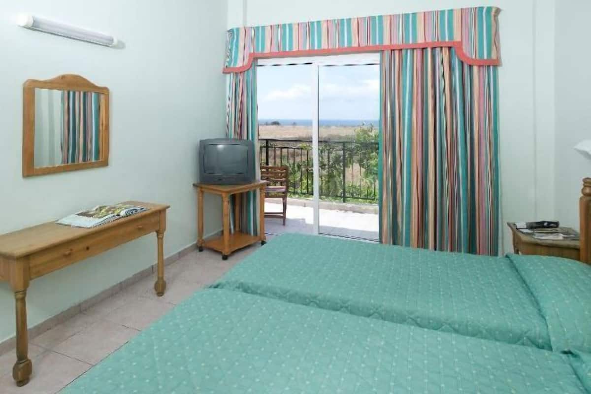 Cortinas blackout, ferros/tábuas de passar roupa, berços grátis