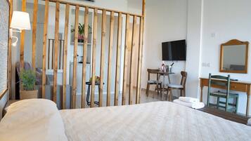 Estudio superior, vista al mar | Cortinas blackout, tabla de planchar con plancha y cunas gratuitas