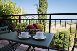 شقة إستديو سوبيريور - بمنظر للبحر | 1 غرفة نوم وستائر تعتيم ومكواة/لوح كي وأسرّة أطفال/رضّع (مجانًا)