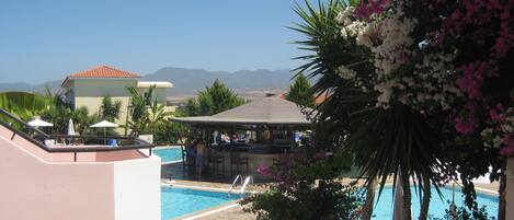 Bar junto a la piscina