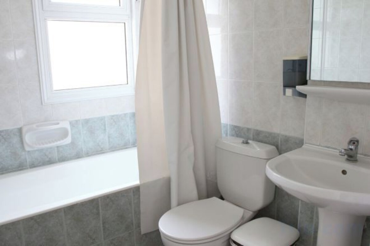 Ensemble baignoire-douche, séchoir à cheveux, serviettes fournies