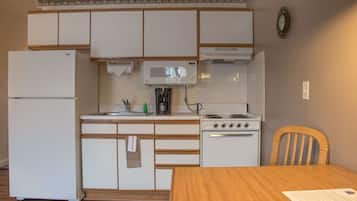 Refrigerador con freezer, microondas, horno, placa de cocina