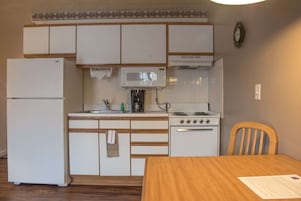 Suíte standard, 1 quarto, cozinha | Cozinha privada | Geladeira grande, micro-ondas, fogão, cooktop