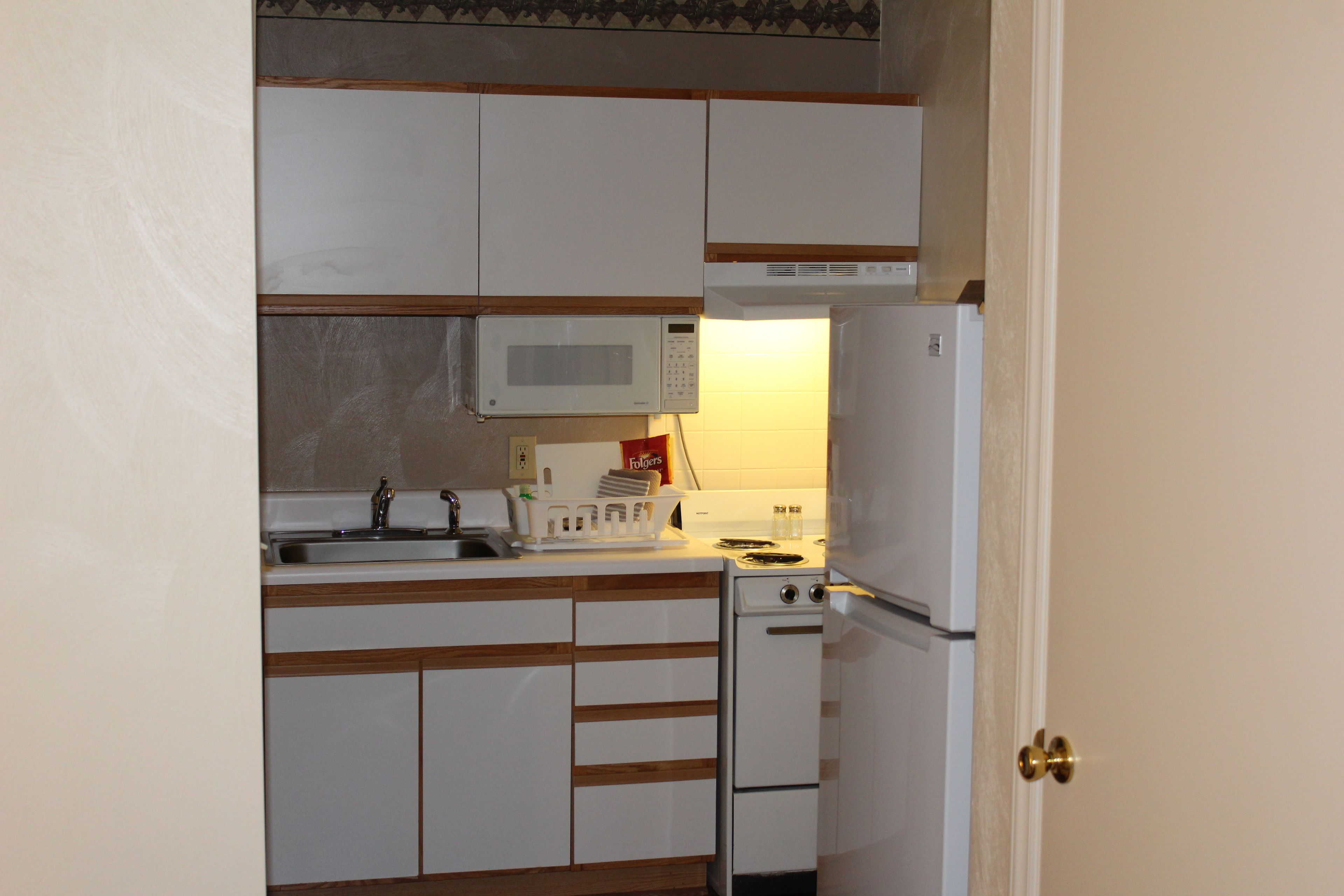 full-sized fridge, microwave, oven, stovetop