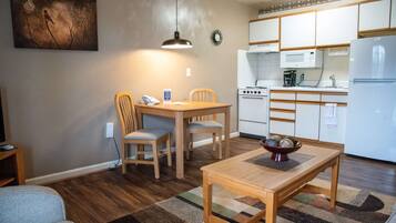 Standard-Suite, 1 Schlafzimmer, Küche | Wohnzimmer | 32-Zoll-Flachbildfernseher mit Satellitenempfang, Fernseher, DVD-Player