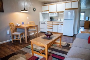 Standard Suite, 1 Bedroom, Kitchen | Ruang tamu | 32 inci televisyen skrin rata dengan satelit, TV, pemain DVD