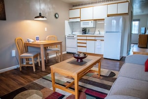 Suíte standard, 1 quarto, cozinha | Área de estar | TV de tela plana 32 polegadas com canais via satélite, TV, DVD player