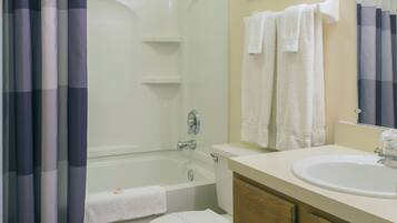 Combined shower/tub, free toiletries, hair dryer, towels