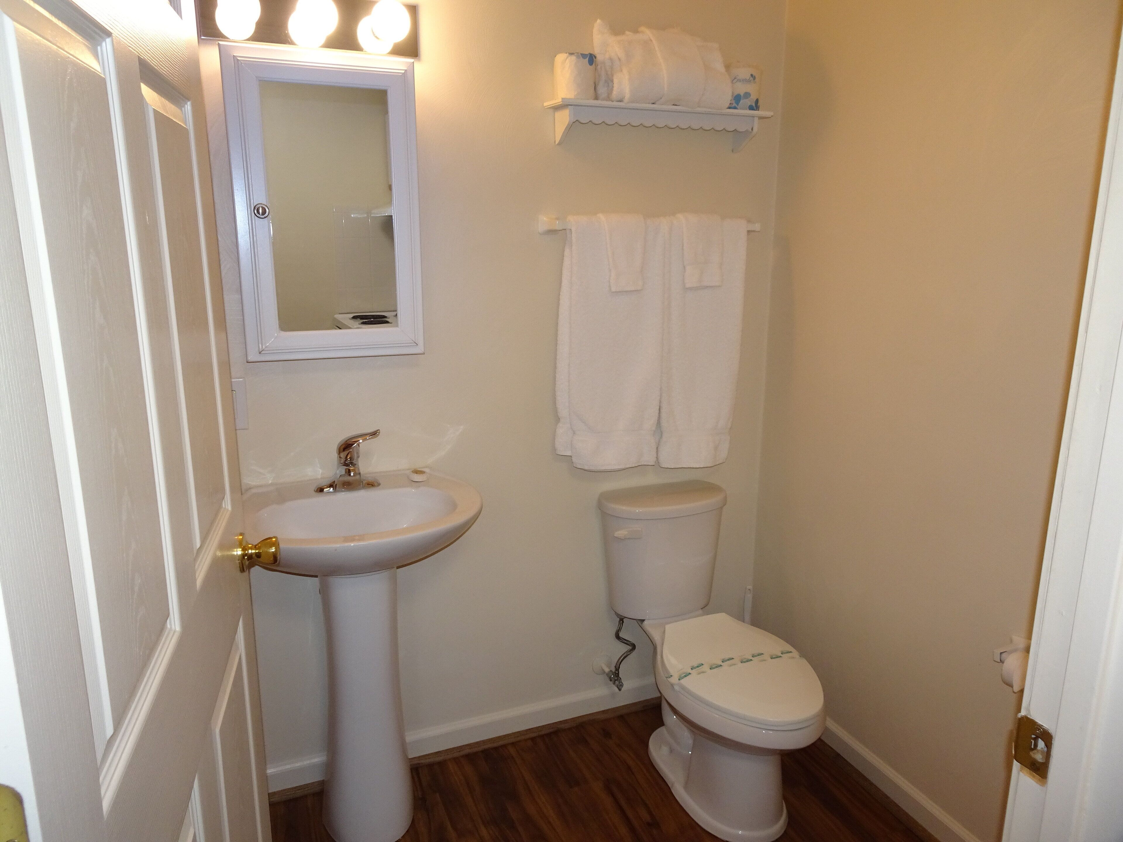 standard queen suite, 1 bedroom, full kitchen | bathroom | combined shower/bathtub, free toiletries, hair dryer, towels