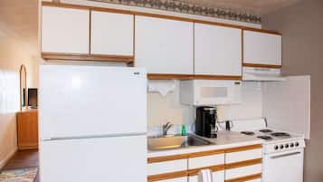 Standard Queen Suite, 1 Bedroom, Full Kitchen | Private kitchen | Full-size fridge, microwave, oven, stovetop