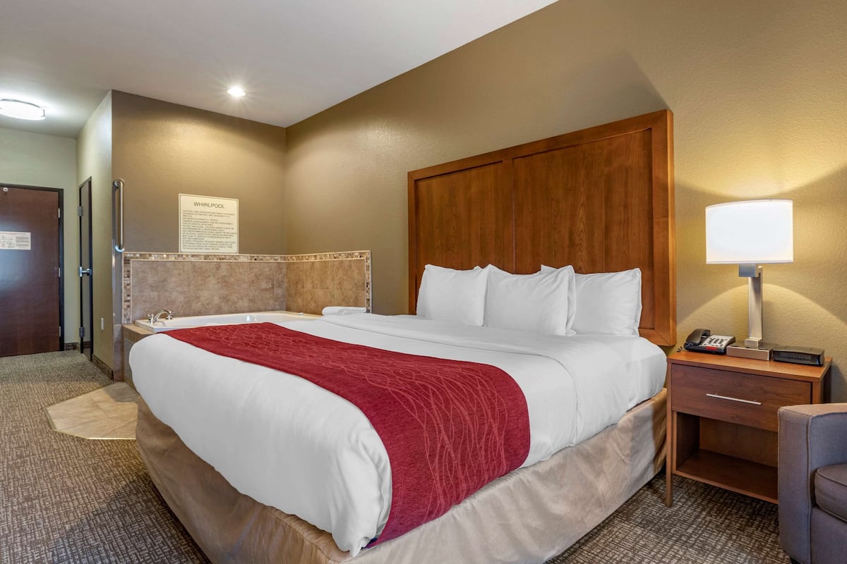 Suite, 1 King Bed, Non Smoking | Desk, blackout drapes, iron/ironing board, free WiFi