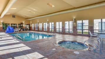 Una piscina cubierta