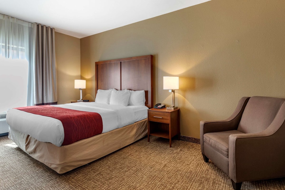 Desk, blackout drapes, iron/ironing board, free WiFi