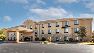 Experience the sleek design of this hotel, featuring a flat roof and modern architecture.