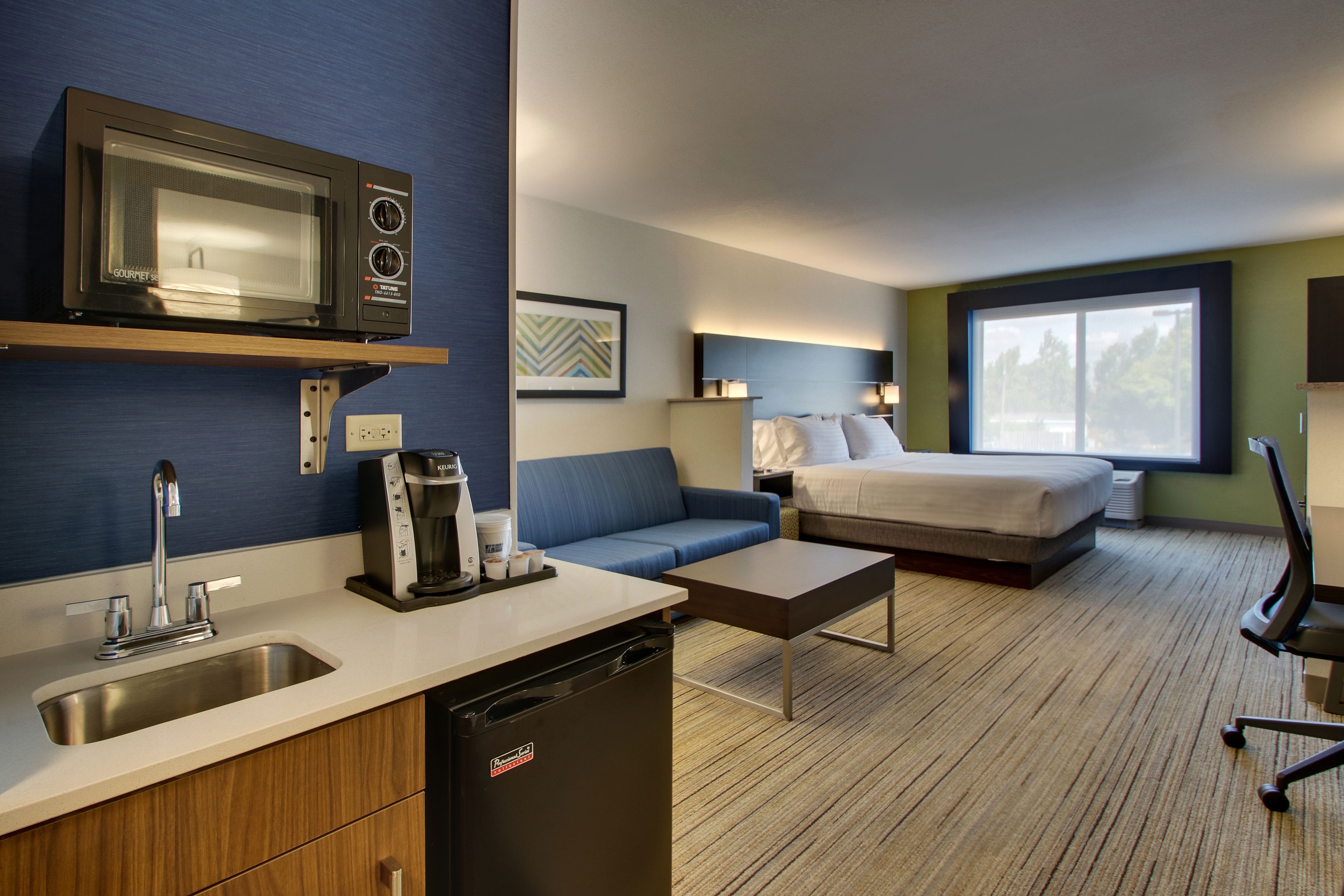 suite, 1 king bed, accessible (communications, accessible tub) | 1 bedroom, in-room safe, desk, laptop workspace