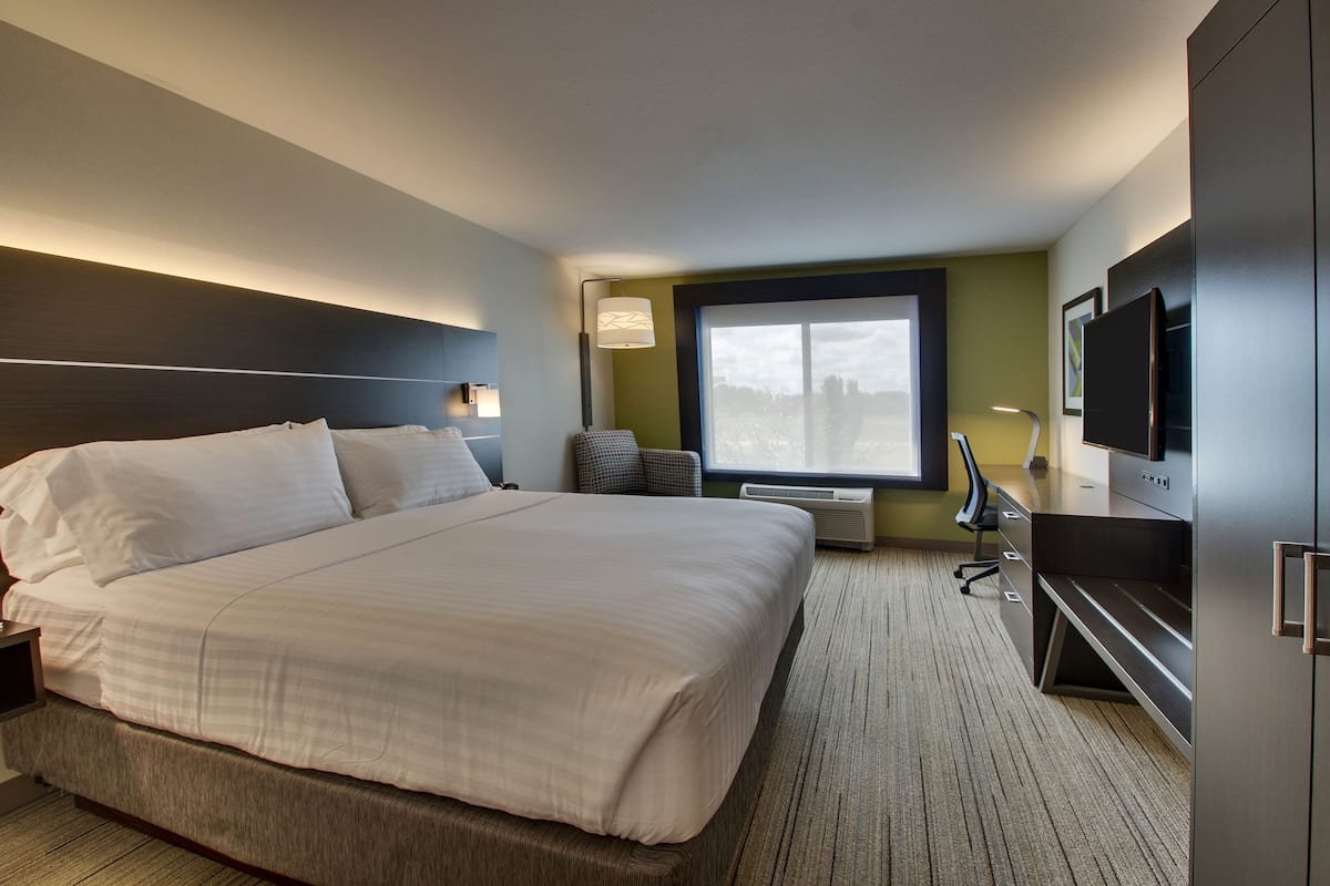 Standard Room, 1 King Bed | In-room safe, desk, laptop workspace, iron/ironing board