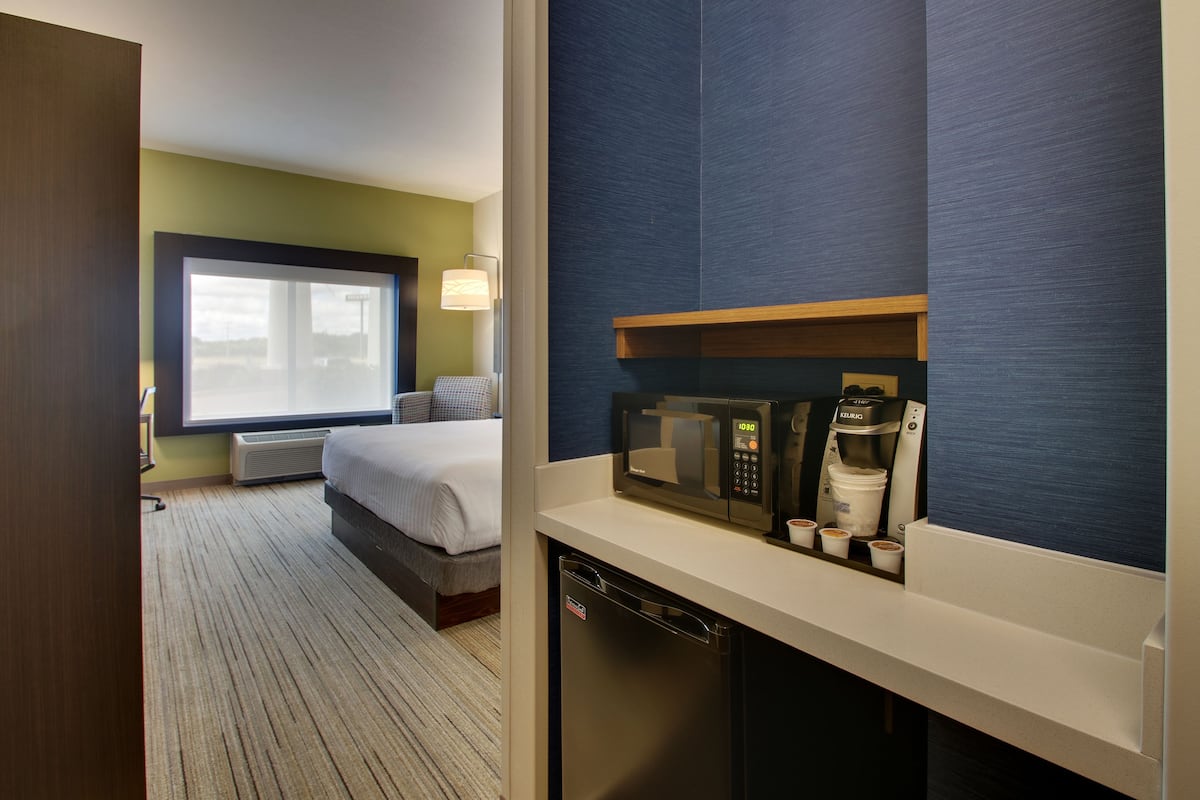 Standard Room, 1 King Bed, Accessible (Comm, Roll-In Shower) | In-room safe, desk, laptop workspace, iron/ironing board