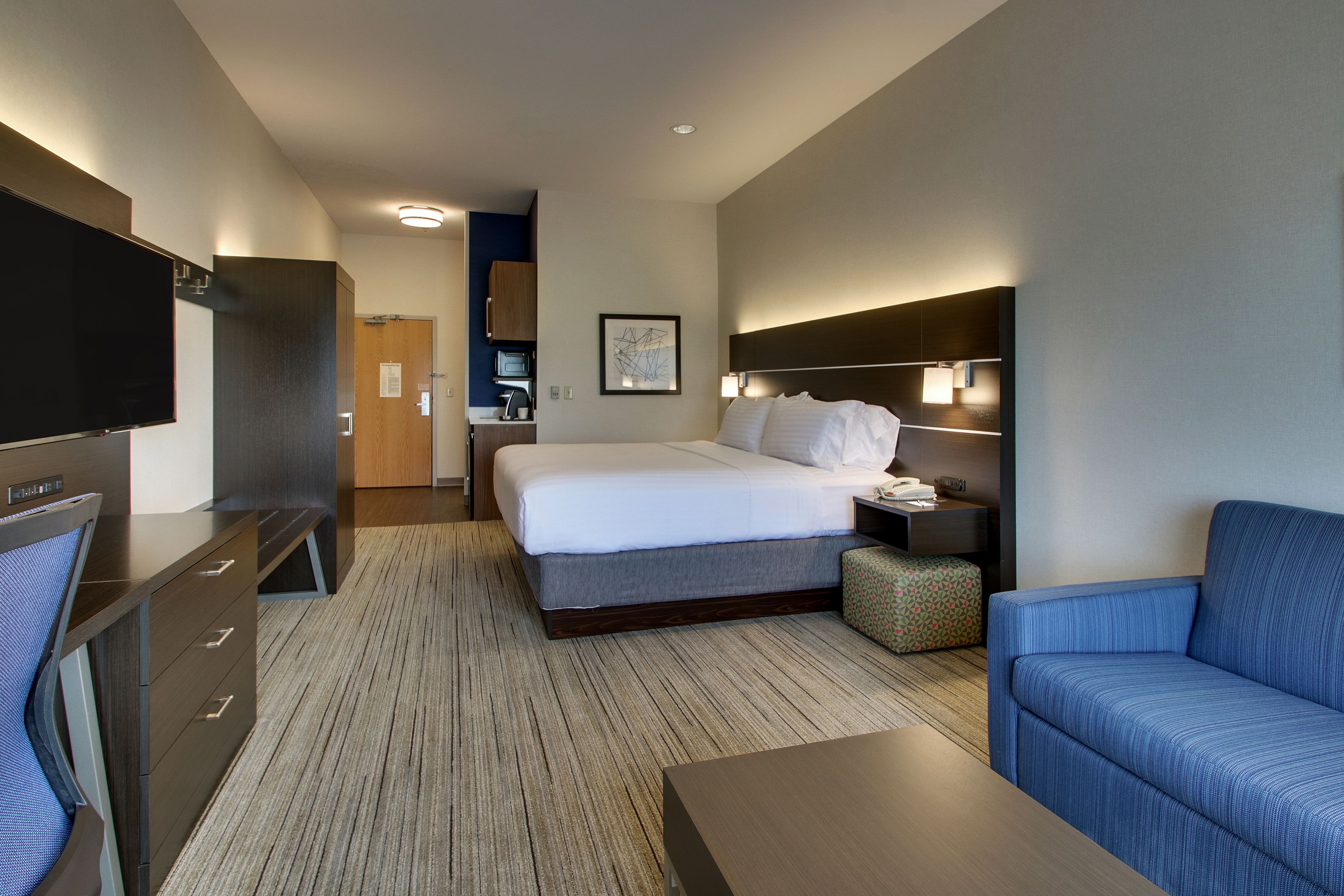 suite, 1 king bed | 1 bedroom, in-room safe, desk, laptop workspace