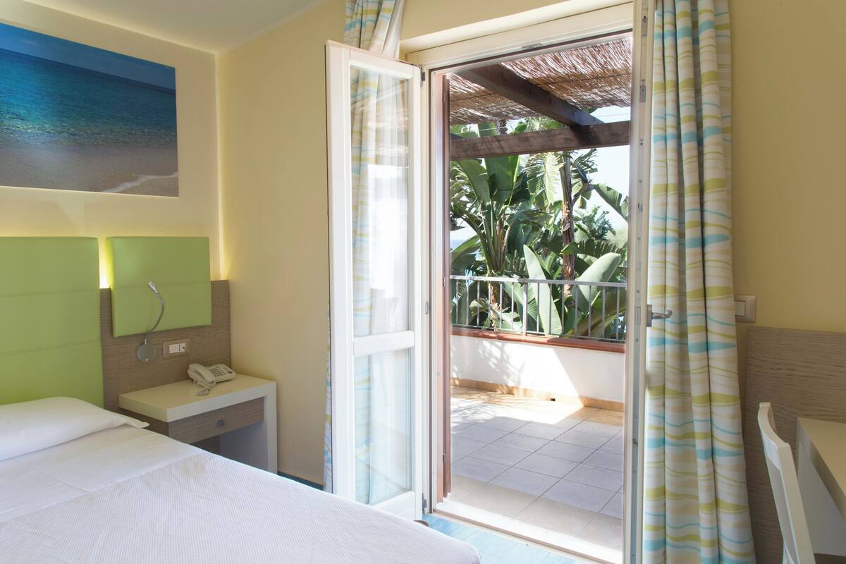 Premium bedding, down comforters, pillowtop beds, in-room safe
