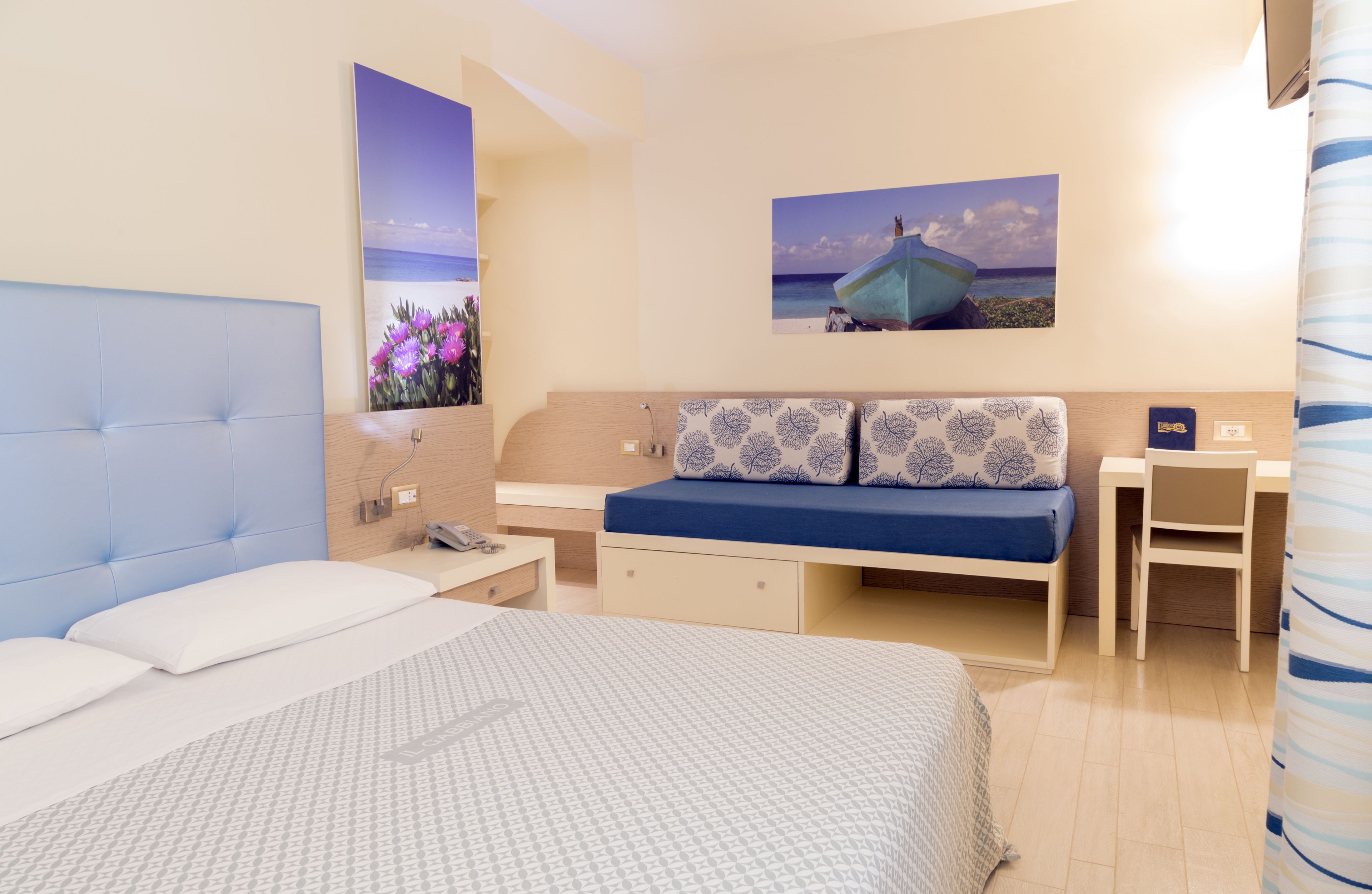 Ein modernes Schlafzimmer mit einem großen Bett, einem Nachttisch, einem Schreibtisch und einem Wandregal.