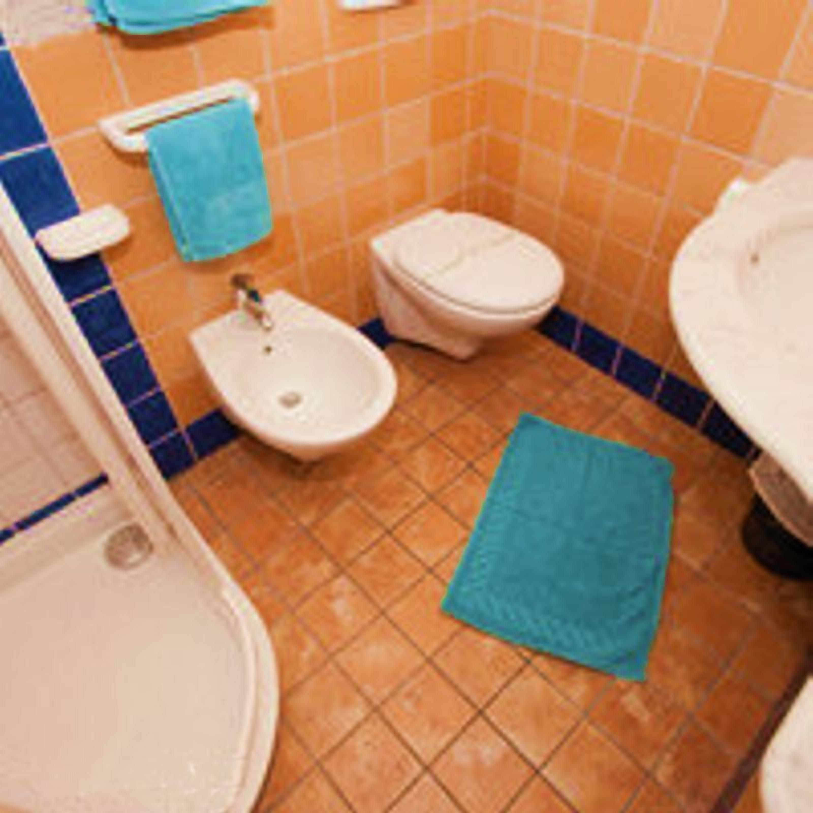 Un bagno con lavandino, WC e bidet.