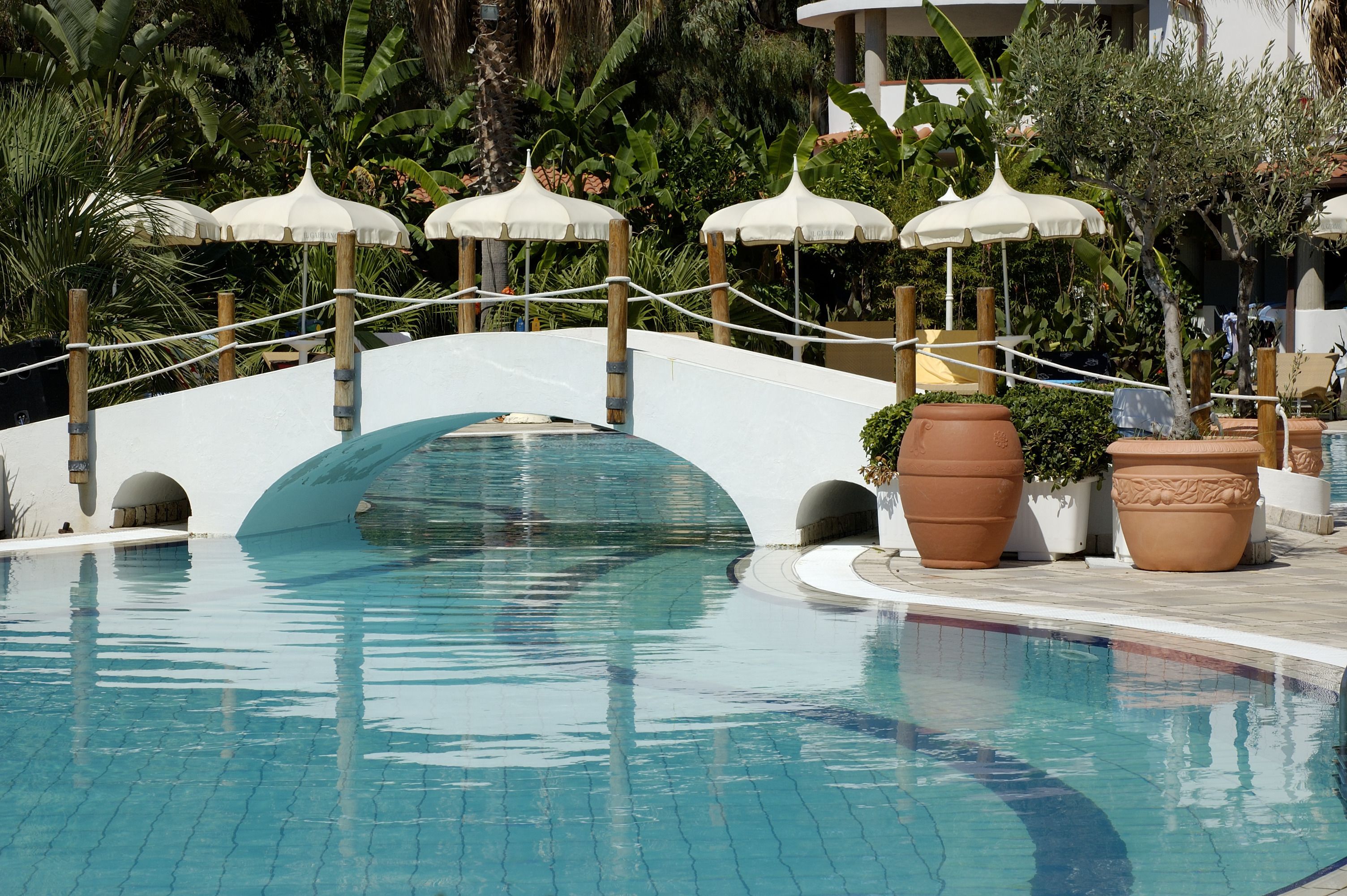 حمّام سباحة خارجي، حمّام سباحة على السطح، مقاعد للتشمس