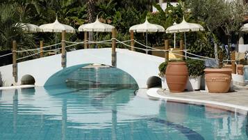 Piscine extérieure, piscine sur le toit, chaises longues