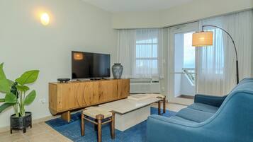 Suite, 1 King Bed, Non Smoking | Living area | 32-inch flat-screen TV with cable channels, TV