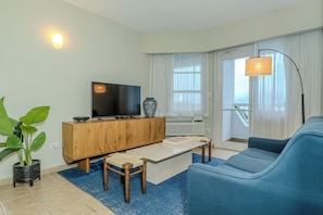 Suite, 1 King Bed, Non Smoking | Living area