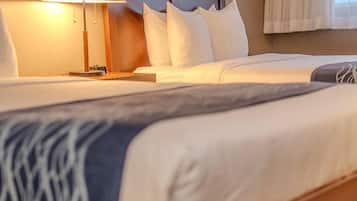 Cubrecamas, caja de seguridad en la habitación y escritorio