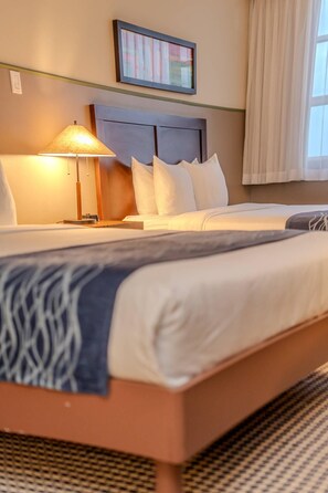 客房, 2 張加大雙人床, 非吸煙房 (Upgrade) | 羽絨被、客房內保險箱、書桌、筆電工作空間