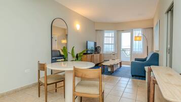 Svit - 1 kingsize-sÀng - icke-rökare | DuntÀcken, vÀrdeförvaringsskÄp pÄ rummet och skrivbord