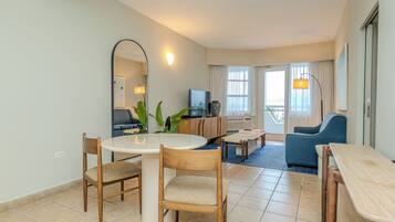 Suite, 1 King Bed, Non Smoking | Living area | 32-inch flat-screen TV with cable channels, TV