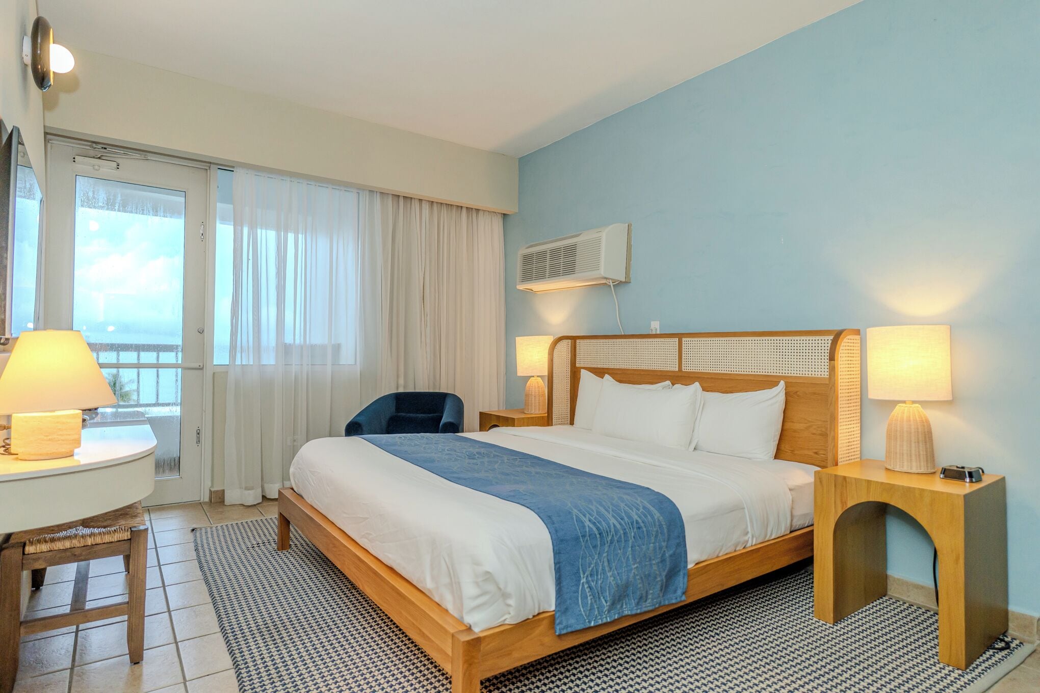 Cubrecamas, caja de seguridad en la habitación y escritorio 