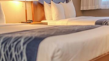 1 kamar tidur, selimut bulu angsa, brankas, dan meja kerja